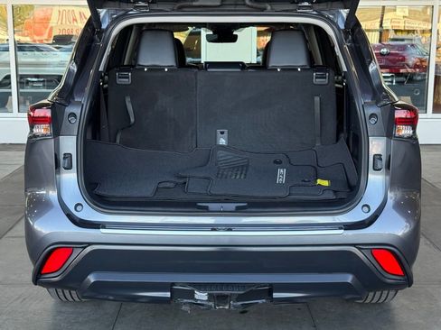 Certified 2025 Toyota Highlander XLE image 16