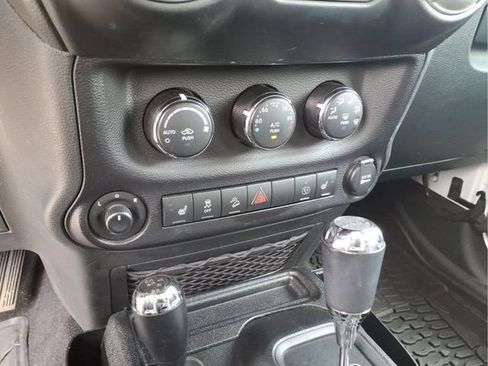 Used 2018 Jeep Wrangler Unlimited Sahara w/ Connectivity Group AWD/4WD image 25