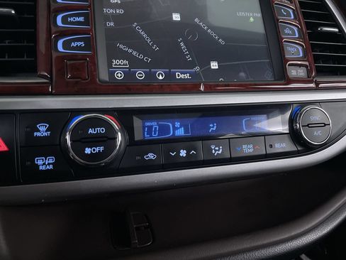 Used 2019 Toyota Highlander XLE AWD/4WD image 17