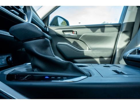 Used 2024 Toyota Highlander XLE image 33