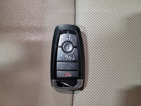 Used 2020 Ford Explorer Limited image 32