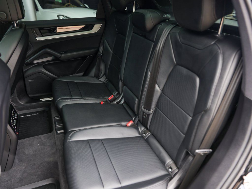 Certified 2025 Porsche Cayenne AWD/4WD image 30