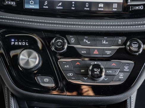 New 2026 Chrysler Pacifica Limited image 22