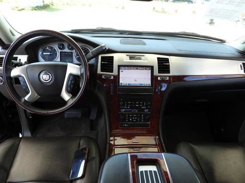 Used 2013 Cadillac Escalade Luxury RWD image 39