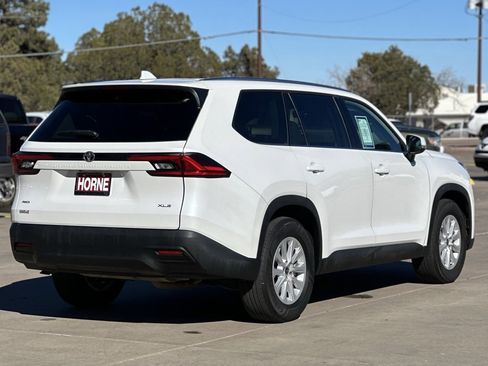 Used 2024 Toyota Grand Highlander XLE image 3