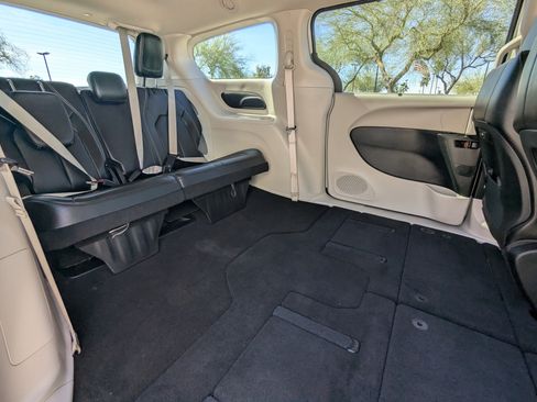 Used 2024 Chrysler Pacifica Touring-L image 11