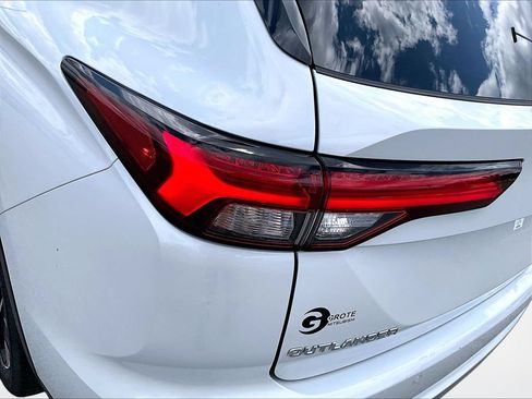 Used 2023 Mitsubishi Outlander SE AWD/4WD image 32