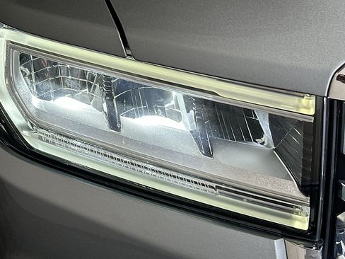 Used 2023 GMC Acadia Denali w/ Denali Technology Package FWD image 9