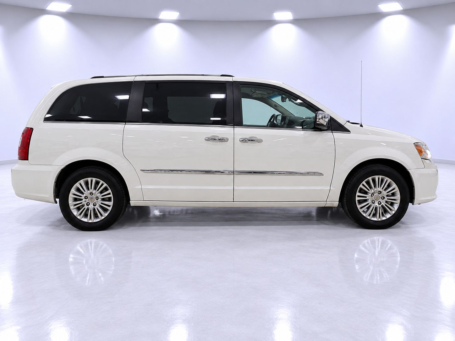 Used 2013 Chrysler Town & Country Limited FWD image 3