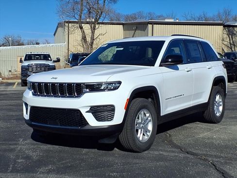 New 2025 Jeep Grand Cherokee Laredo image 2