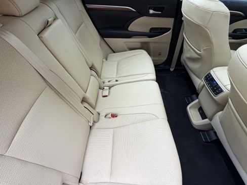 Used 2017 Toyota Highlander Limited Platinum FWD image 40