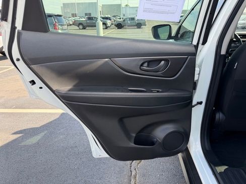 Used 2020 Nissan Rogue S FWD image 17