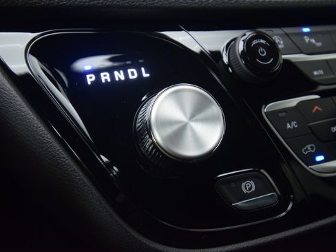 New 2027 Chrysler Pacifica Select AWD/4WD image 18
