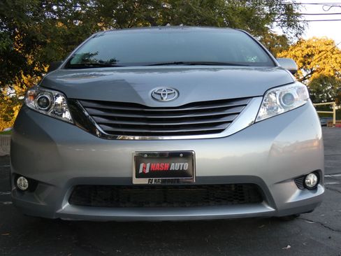 Used 2015 Toyota Sienna XLE image 17