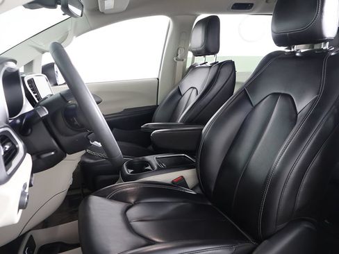 Used 2023 Chrysler Pacifica Touring-L FWD image 28