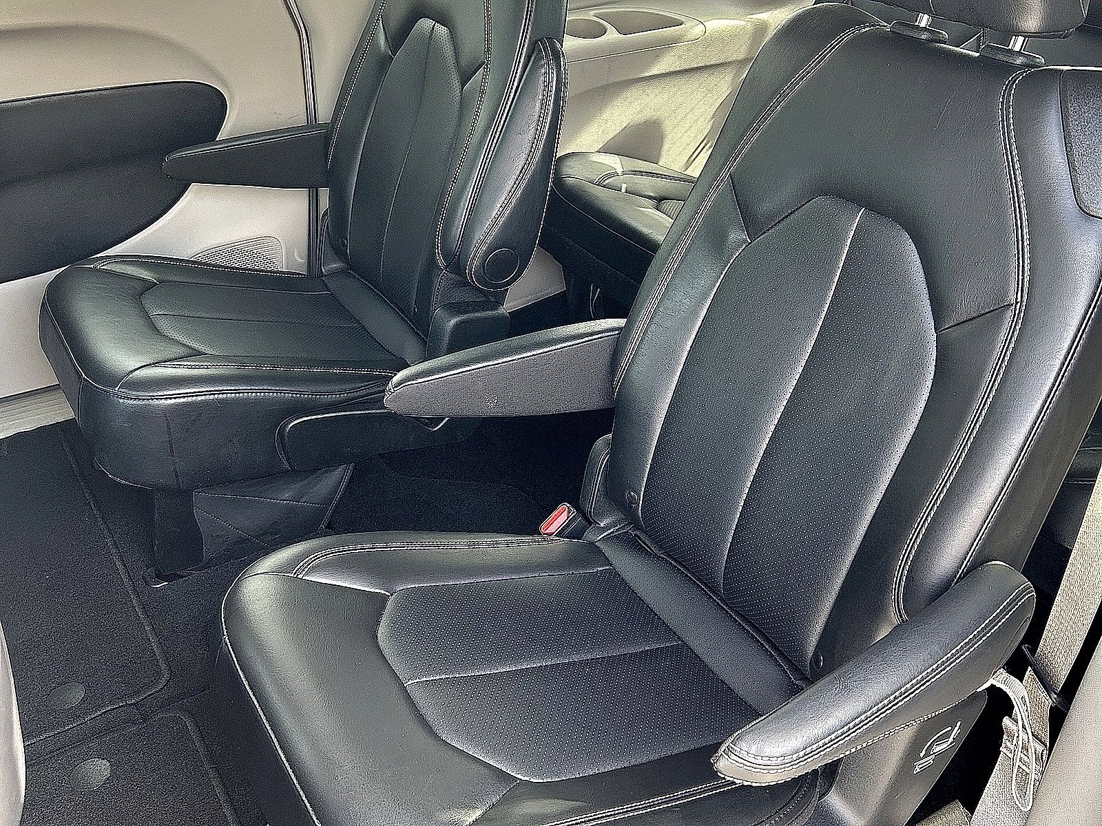 Used 2024 Chrysler Pacifica Touring-L FWD image 7