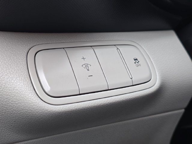Certified 2025 Hyundai Venue SEL FWD image 24