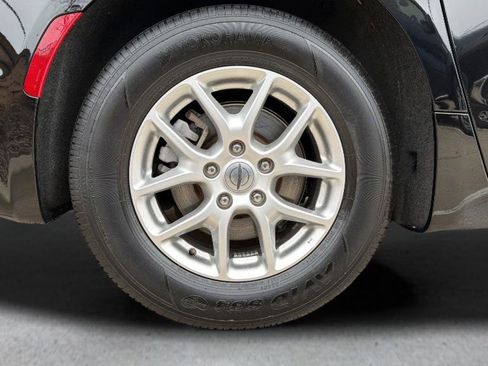 Used 2025 Chrysler Pacifica Select image 13