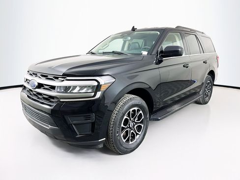 Used 2024 Ford Expedition XLT image 3