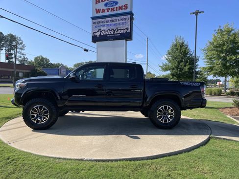 Used 2020 Toyota Tacoma TRD Sport w/ TRD Premium Sport Package AWD/4WD image 8