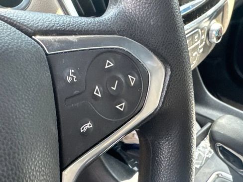 Used 2022 Chevrolet Traverse LS FWD image 10