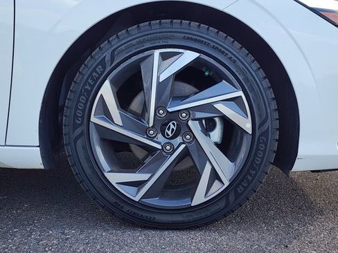 Used 2025 Hyundai Elantra SEL image 12