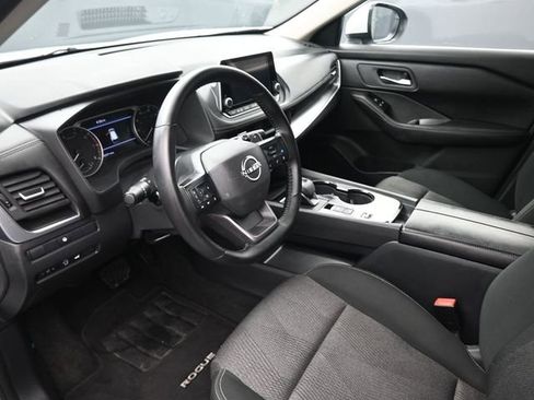 Used 2025 Nissan Rogue SV FWD image 18