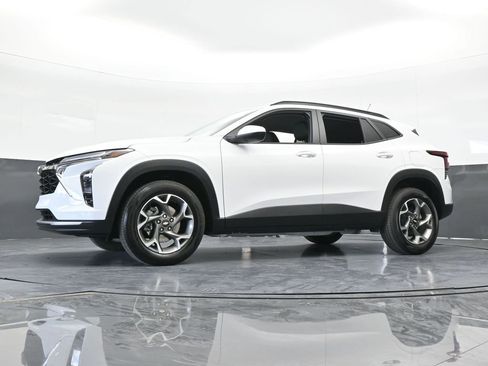 Used 2025 Chevrolet Trax LT w/ LT Convenience Package image 57