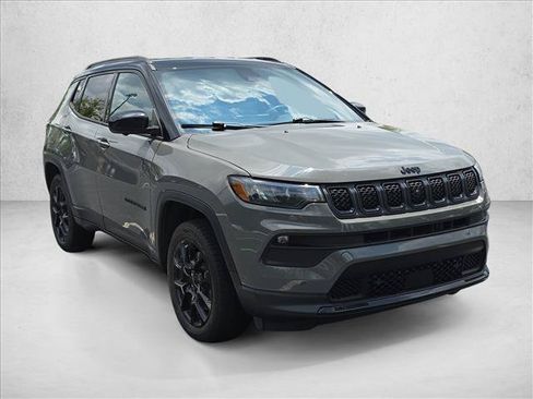 Used 2023 Jeep Compass Latitude w/ Convenience Group AWD/4WD image 3