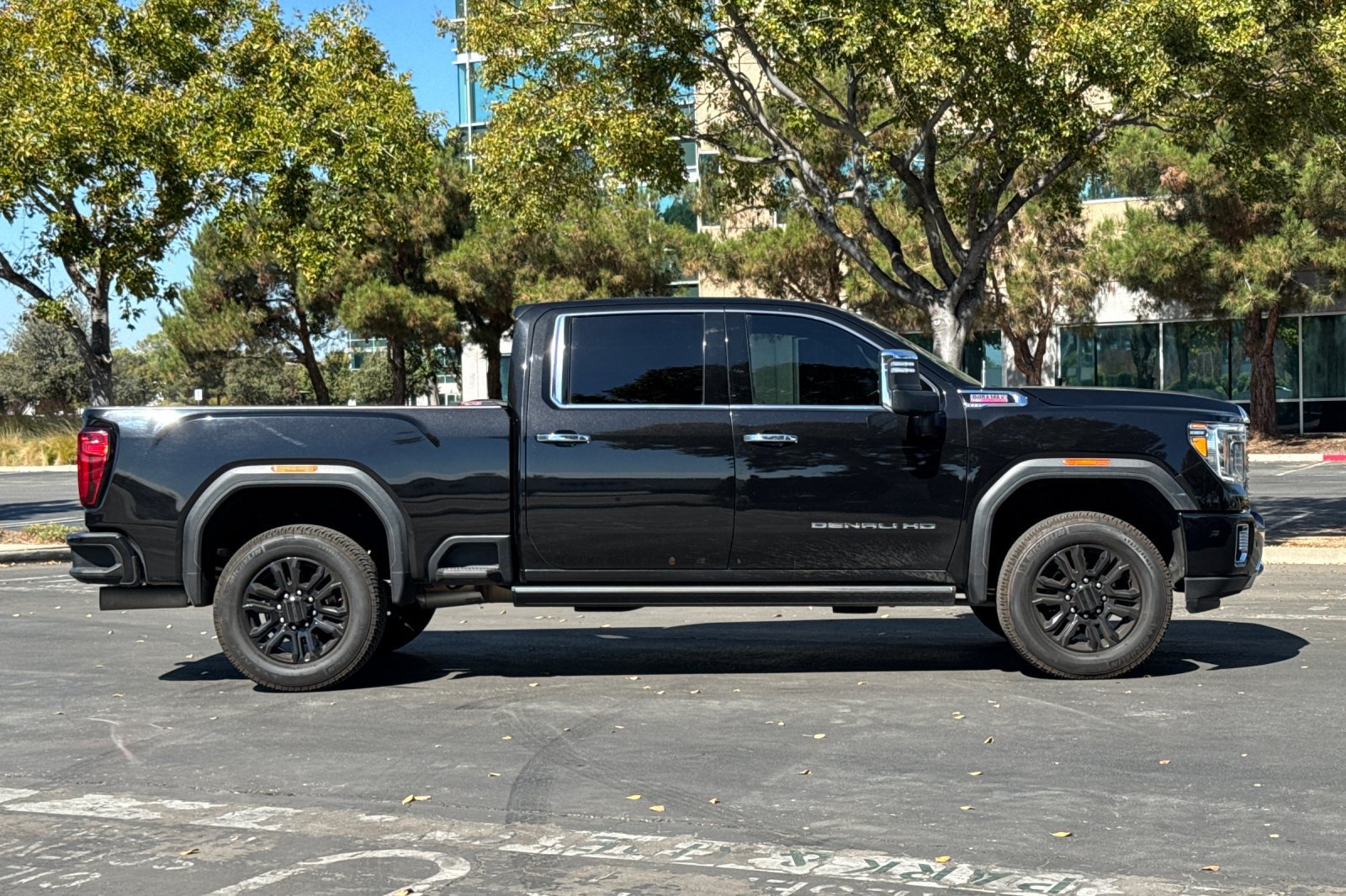 Used 2023 GMC Sierra 2500 Denali w/ Denali Black Diamond Edition AWD/4WD image 3
