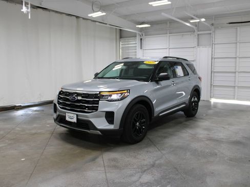 Used 2025 Ford Explorer Active image 4