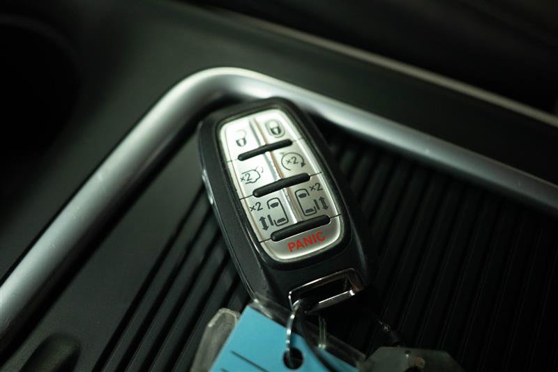 Used 2024 Chrysler Pacifica Limited FWD image 24