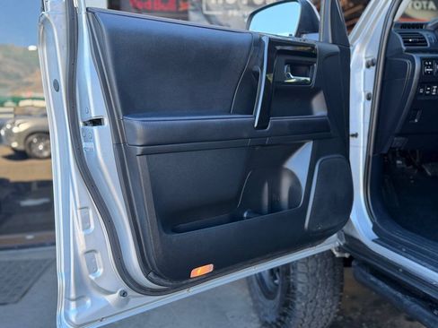 Used 2022 Toyota 4Runner TRD Off-Road Premium AWD/4WD image 9