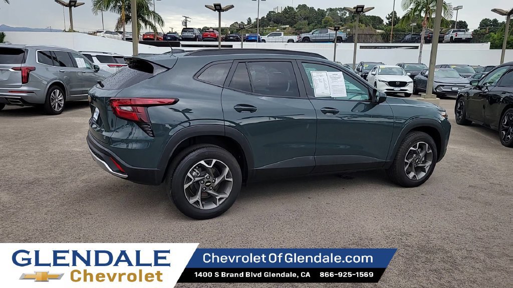 Used 2025 Chevrolet Trax LT FWD image 8