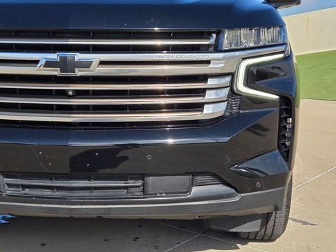 Used 2022 Chevrolet Suburban LT w/ Luxury Package image 6