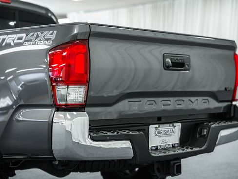 Used 2017 Toyota Tacoma TRD Off-Road image 6