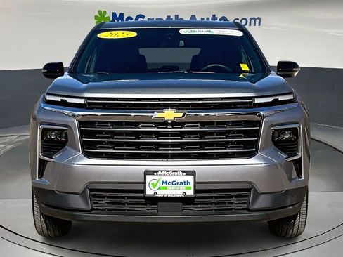 Used 2025 Chevrolet Traverse LT image 2