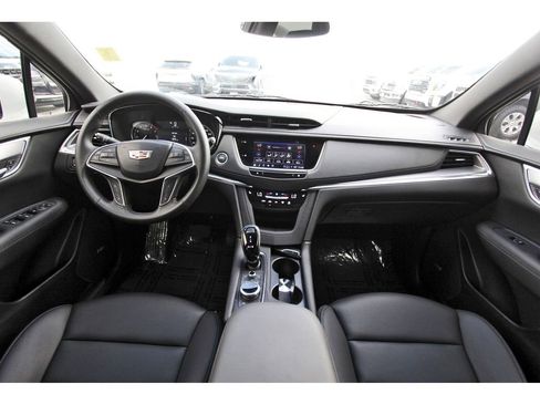 Certified 2025 Cadillac XT5 Luxury image 9
