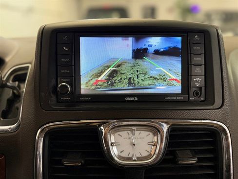 Used 2015 Chrysler Town & Country Touring-L w/ Driver Convenience Group image 18