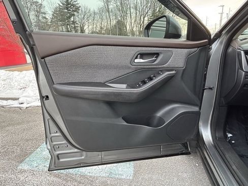 Used 2021 Nissan Rogue SV image 9