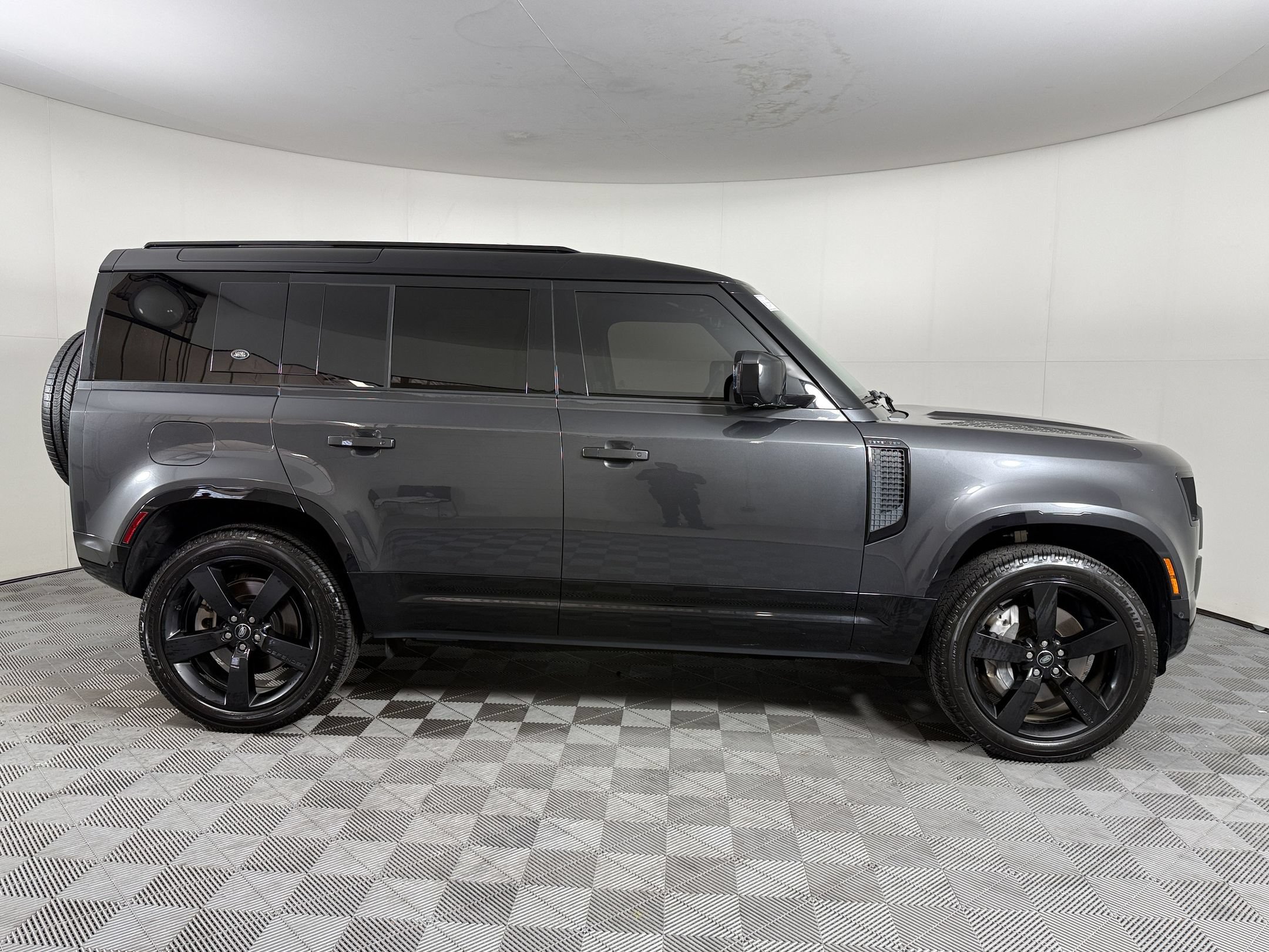 Used 2024 Land Rover Defender 110 X-Dynamic SE AWD/4WD image 8