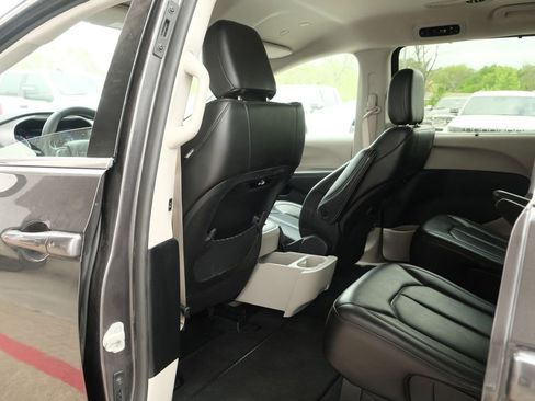 Used 2023 Chrysler Pacifica Touring-L image 24