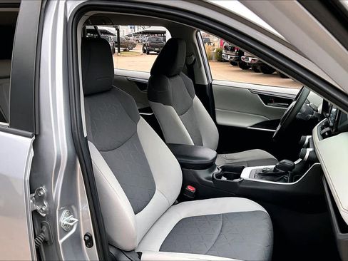 Used 2020 Toyota RAV4 XLE image 9