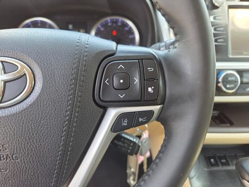 Certified 2019 Toyota Highlander Plus FWD image 33