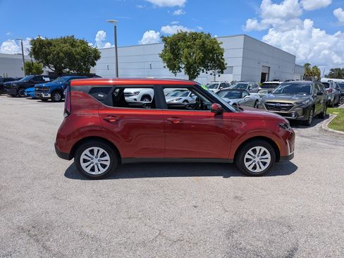 Used 2023 Kia Soul LX FWD image 3