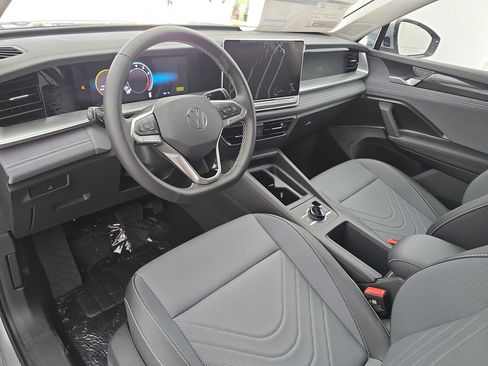 New 2026 Volkswagen Tiguan SE image 16