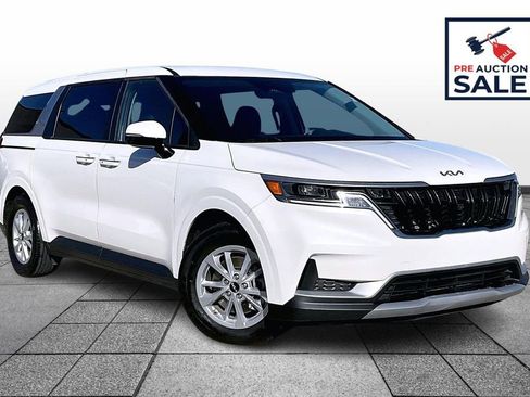 Used 2024 Kia Carnival LX image 2