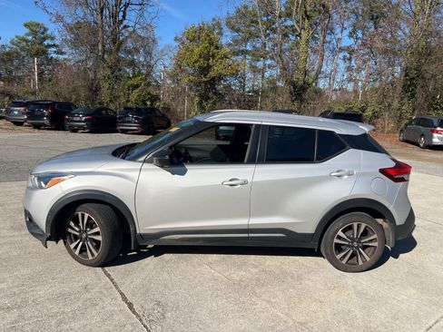 Used 2019 Nissan Kicks SR w/ SR Premium Package image 6