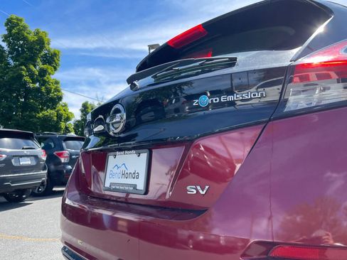 Used 2018 Nissan Leaf SV w/ SV Technology Package FWD image 14