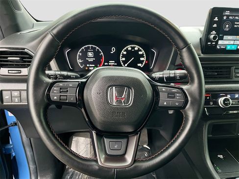 Used 2025 Honda Pilot TrailSport image 11